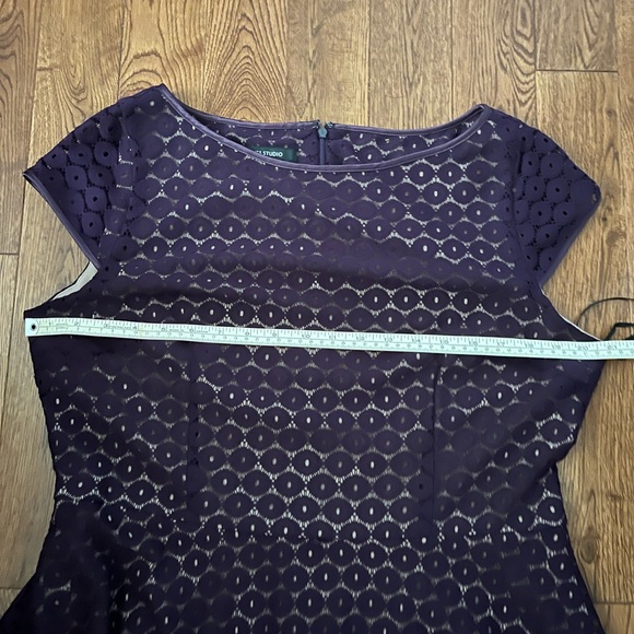 Plum lace cap sleeved dress - Picture 4 of 9